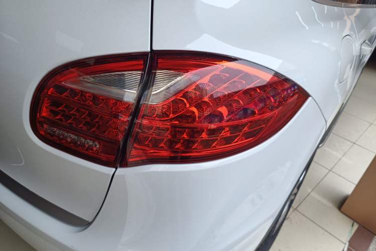Used Porsche Cayenne 2014 Cayenne Platinum Edition 3.0T Right Rear Taillight