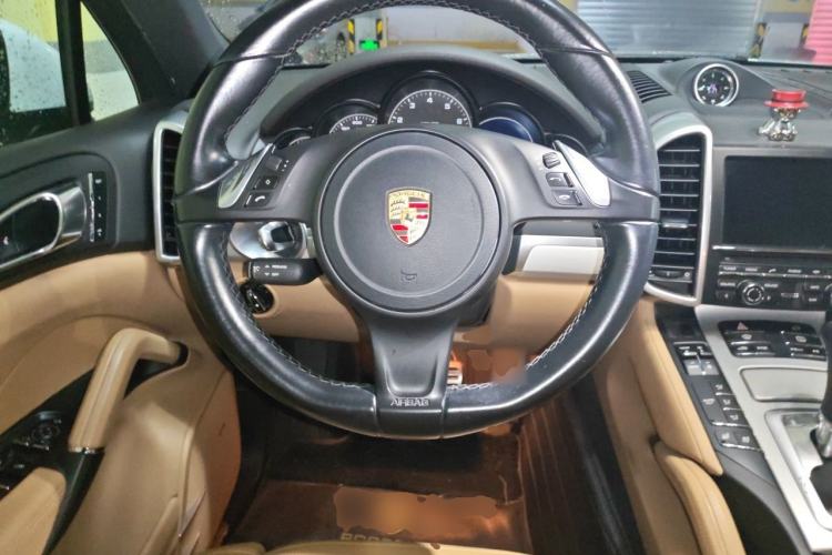 Used Porsche Cayenne 2014 Cayenne Platinum Edition 3.0T Steering Wheel