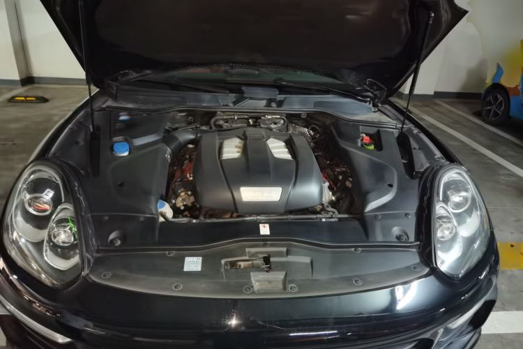 Used Porsche Cayenne 2015 Cayenne 3.0T Engine Bay