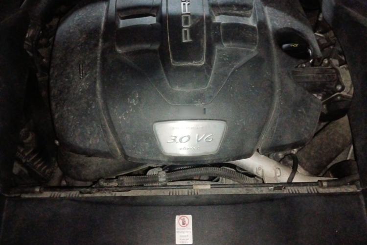 Used Porsche Cayenne 2015 3.0T Engine Bay