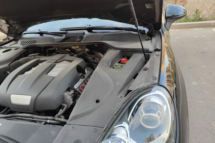 Used Porsche Cayenne 2015 Cayenne 3.0T Engine Bay Left
