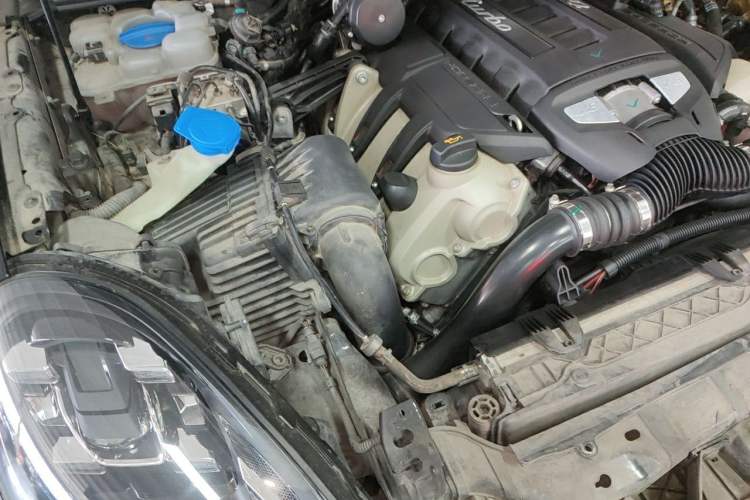Used Porsche Cayenne 2015 Cayenne Turbo 4.8T Engine Bay Right