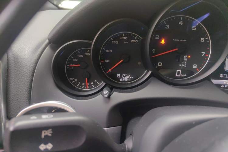Used Porsche Cayenne 2015 Cayenne 3.0T Odometer Close Up