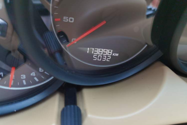 Used Porsche Cayenne 2015 Cayenne 3.0T Odometer Close Up
