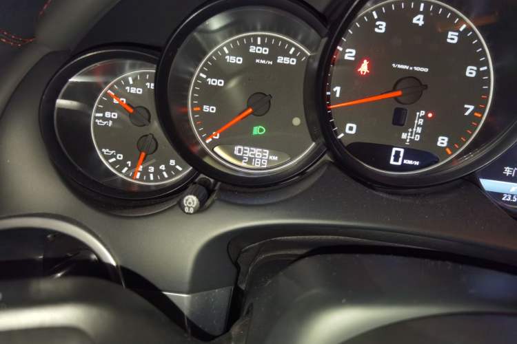 Used Porsche Cayenne 2015 Cayenne 3.0T Odometer Close Up