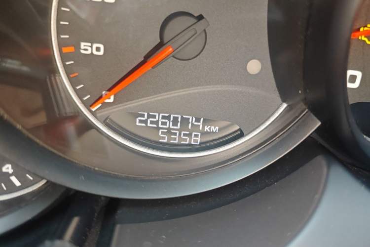 Used Porsche Cayenne 2015 Cayenne 3.0T Odometer Close Up