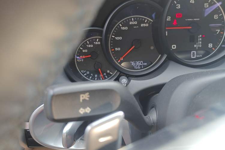 Used Porsche Cayenne 2015 Cayenne 3.0T Odometer Close Up