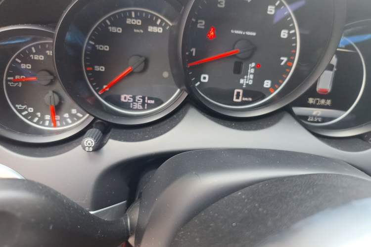 Used Porsche Cayenne 2015 Cayenne 3.0T Odometer Close Up