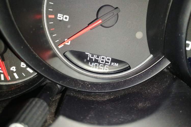 Used Porsche Cayenne 2015 Cayenne 3.0T Odometer Close Up