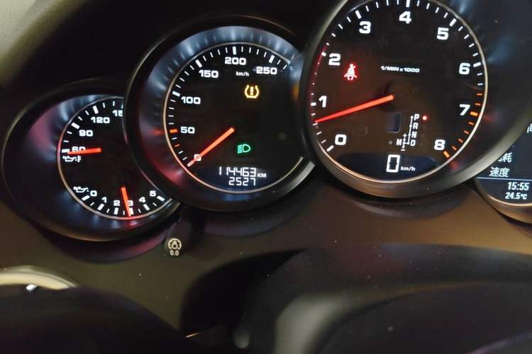 Used Porsche Cayenne 2015 Cayenne 3.0T Odometer Close Up