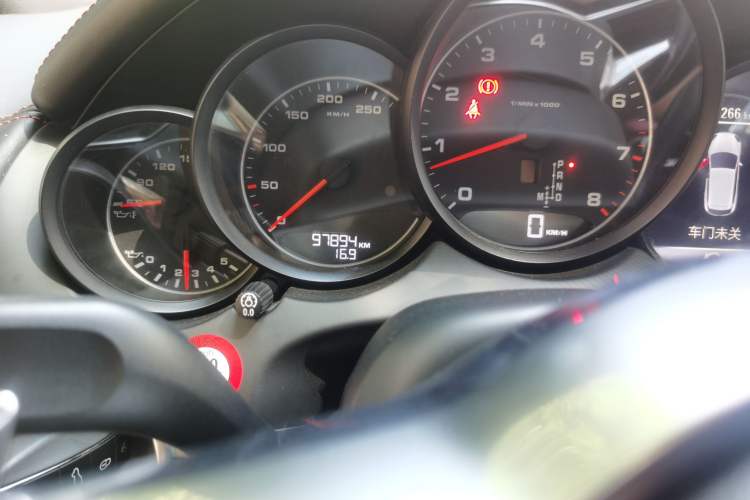 Used Porsche Cayenne 2015 Cayenne 3.0T Odometer Close Up