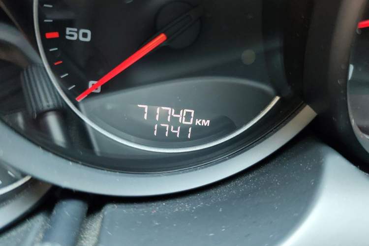 Used Porsche Cayenne 2015 Cayenne 3.0T Odometer Close Up