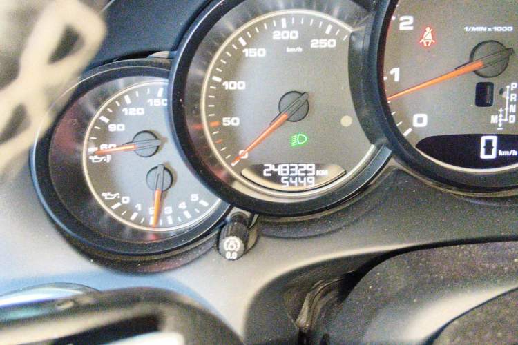Used Porsche Cayenne 2015 Cayenne 3.0T Odometer Close Up