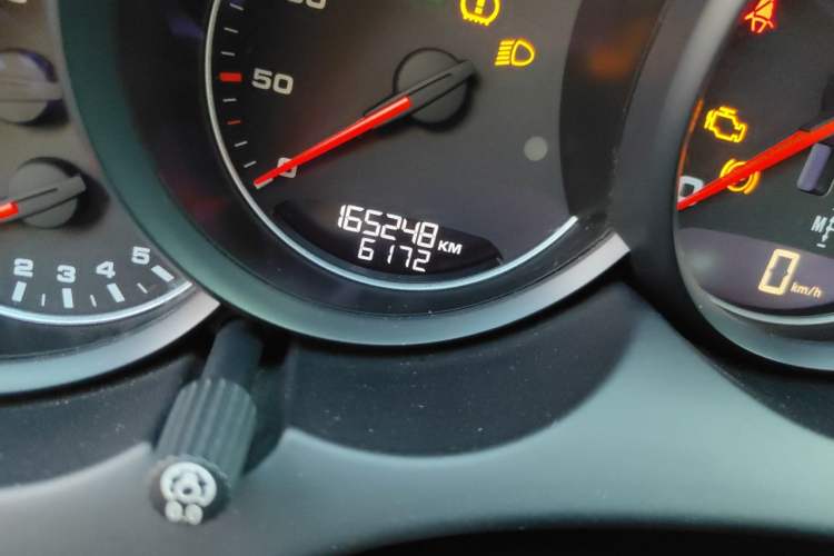 Used Porsche Cayenne 2015 Cayenne 3.0T Odometer Close Up