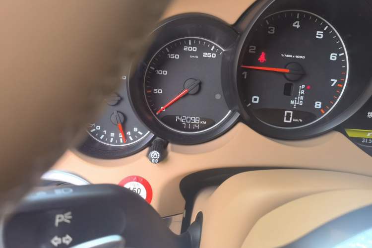 Used Porsche Cayenne 2015 Cayenne 3.0T Odometer Close Up
