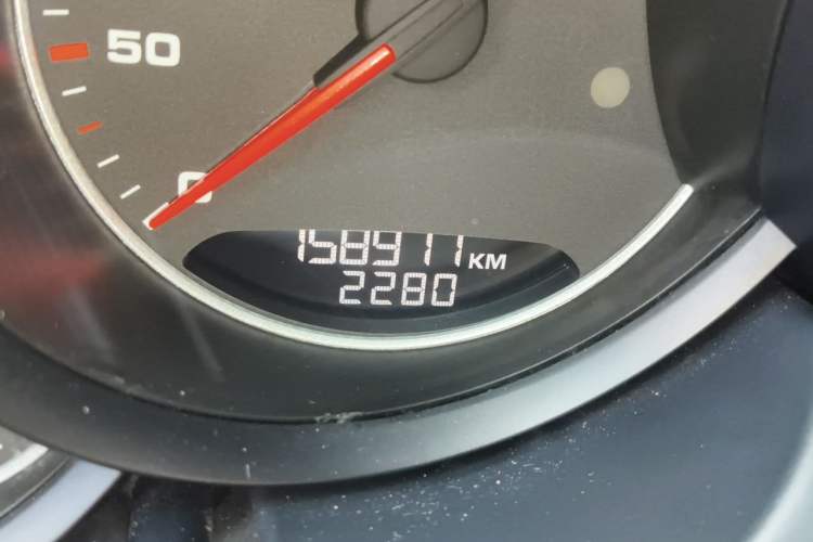 Used Porsche Cayenne 2015 Cayenne 3.0T Odometer Close Up