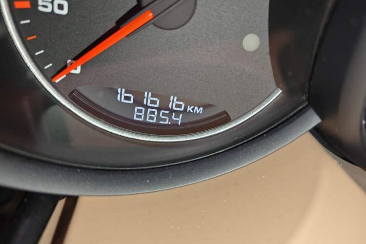 Used Porsche Cayenne 2015 Cayenne 3.0T Odometer Close Up