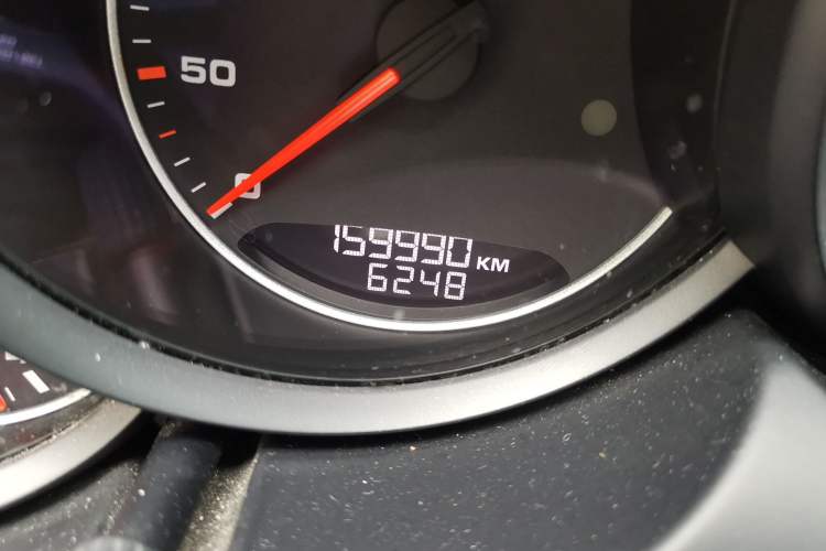 Used Porsche Cayenne 2015 Cayenne 3.0T Odometer Close Up