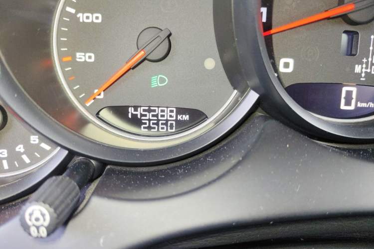Used Porsche Cayenne 2015 Cayenne 3.0T Odometer Close Up