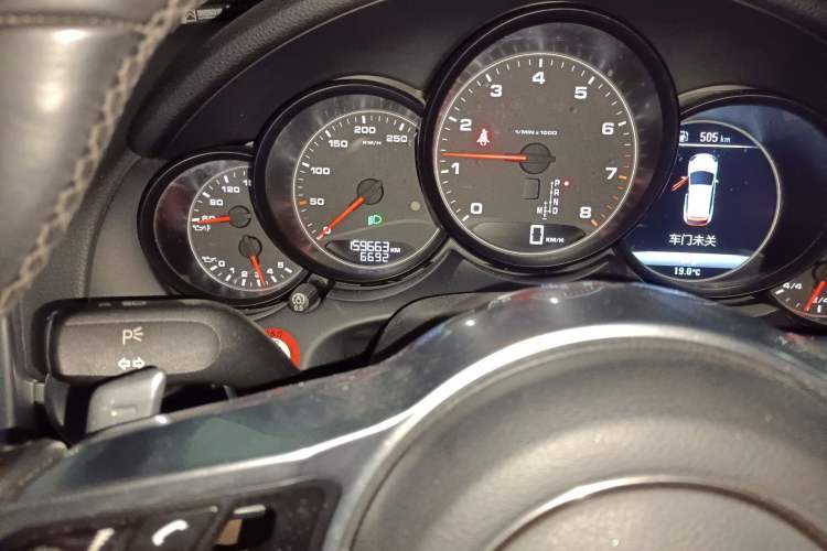 Used Porsche Cayenne 2015 Cayenne 3.0T Odometer Close Up