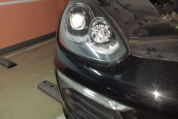 Used Porsche Cayenne 2015 Cayenne 3.0T Right Front Headlight