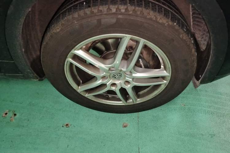 Used Porsche Cayenne 2015 Cayenne 3.0T Right Front Wheel Hub