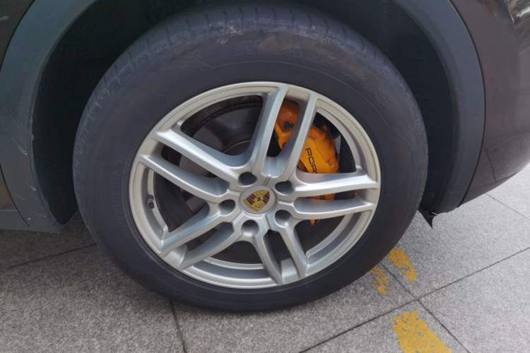Used Porsche Cayenne 2015 Cayenne 3.0T Right Front Wheel Hub