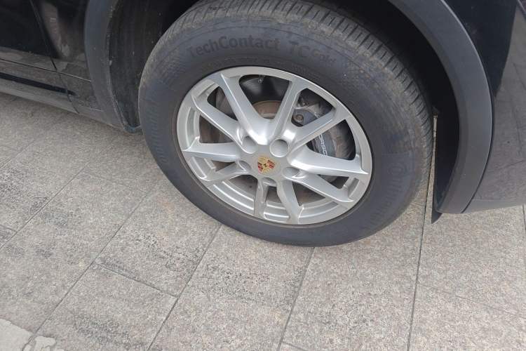 Used Porsche Cayenne 2015 Cayenne 3.0T Right Front Wheel Hub