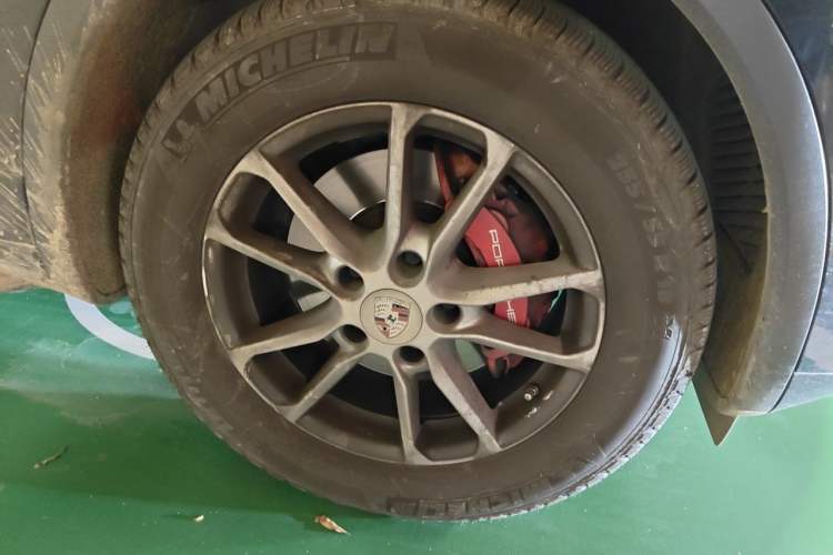 Used Porsche Cayenne 2015 Cayenne 3.0T Right Front Wheel Hub