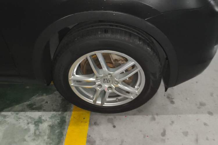 Used Porsche Cayenne 2015 Cayenne 3.0T Right Front Wheel Hub