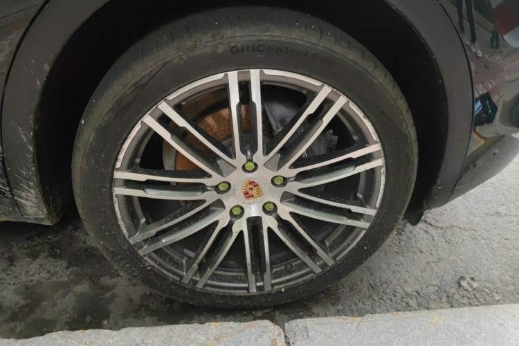 Used Porsche Cayenne 2015 Cayenne 3.0T Right Front Wheel Hub