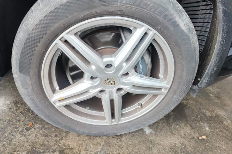 Used Porsche Cayenne 2015 Cayenne 3.0T Right Front Wheel Hub
