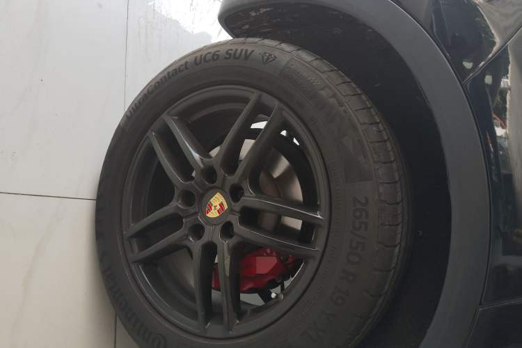 Used Porsche Cayenne 2015 3.6L automatic transmission U.S. specification Right Rear Wheel Hub