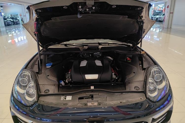 Used Porsche Cayenne 2015 Cayenne 3.0T Engine Bay
