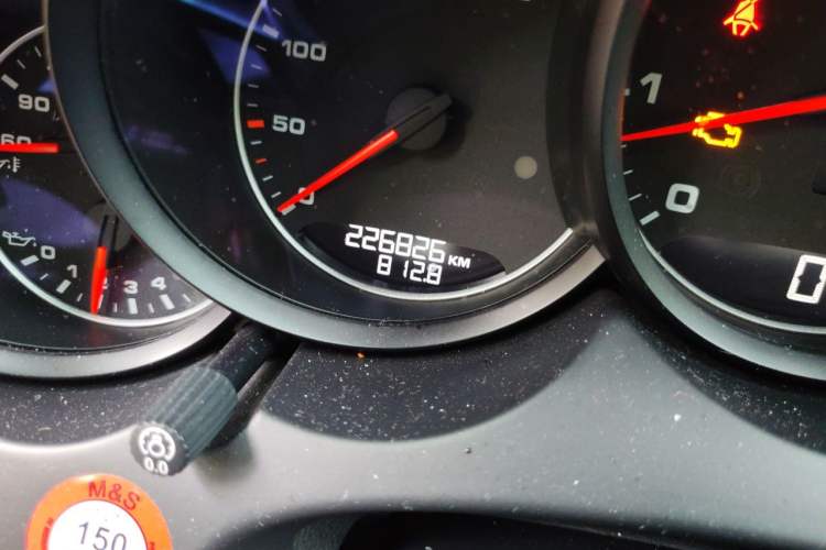 Used Porsche Cayenne 2015 Cayenne 3.0T Odometer Close Up