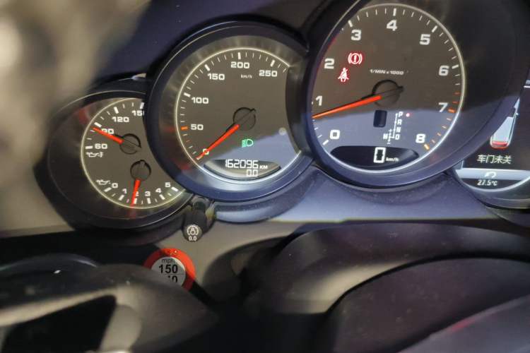Used Porsche Cayenne 2015 Cayenne 3.0T Odometer Close Up