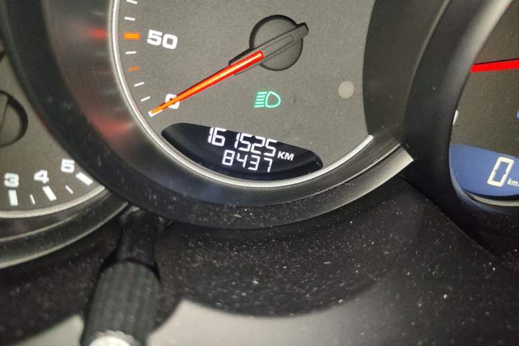 Used Porsche Cayenne 2015 Cayenne 3.0T Odometer Close Up
