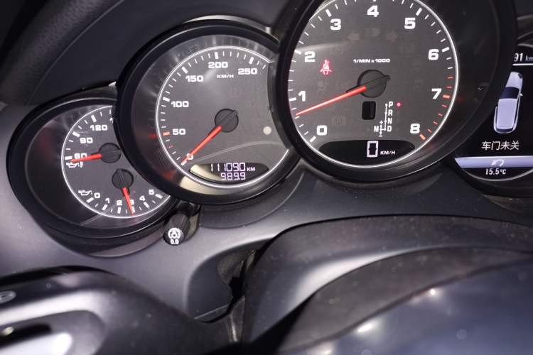 Used Porsche Cayenne 2015 Cayenne 3.0T Odometer Close Up