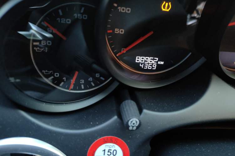 Used Porsche Cayenne 2015 Cayenne 3.0T Odometer Close Up