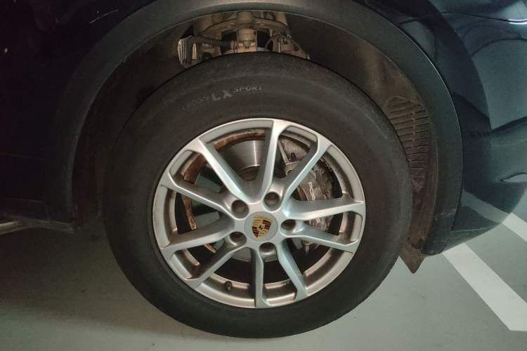 Used Porsche Cayenne 2015 Cayenne 3.0T Right Front Wheel Hub