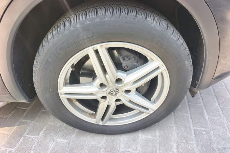 Used Porsche Cayenne 2015 Cayenne 3.0T Right Front Wheel Hub