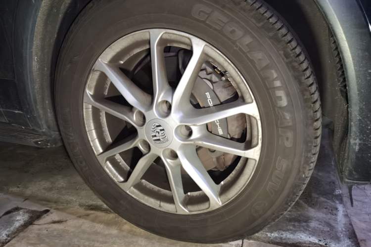 Used Porsche Cayenne 2015 Cayenne 3.0T Right Front Wheel Hub