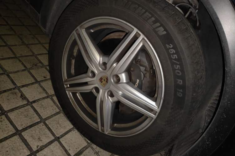 Used Porsche Cayenne 2015 Cayenne 3.0T Right Front Wheel Hub