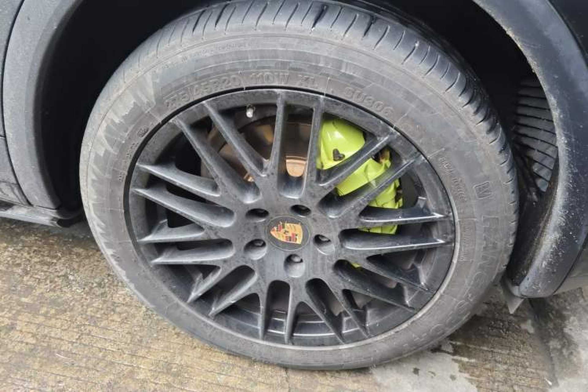 Used Porsche Cayenne 2015 Cayenne 3.0T Right Front Wheel Hub