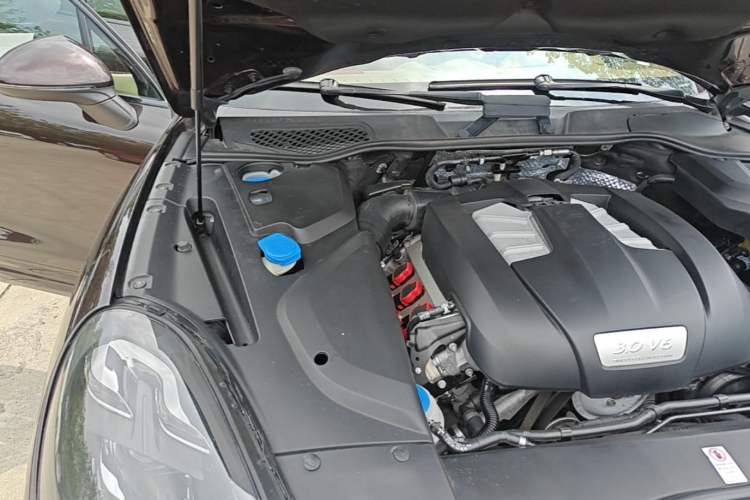 Used Porsche Cayenne 2015 Cayenne 3.0T Engine Bay Right