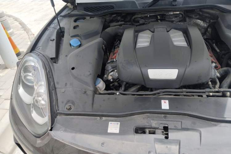 Used Porsche Cayenne 2015 Cayenne 3.0T Engine Bay Right