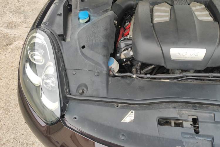 Used Porsche Cayenne 2015 Cayenne 3.0T Engine Bay Right