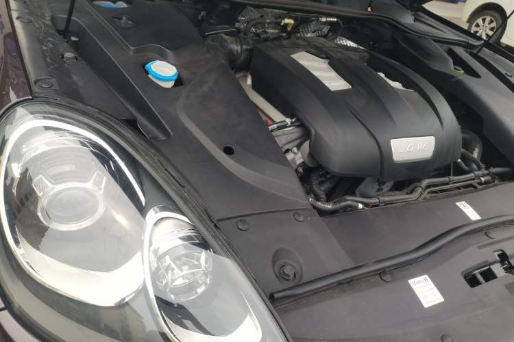 Used Porsche Cayenne 2015 Cayenne 3.0T Engine Bay Right
