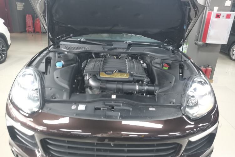 Used Porsche Cayenne 2015 3.6L automatic transmission U.S. specification Engine Bay