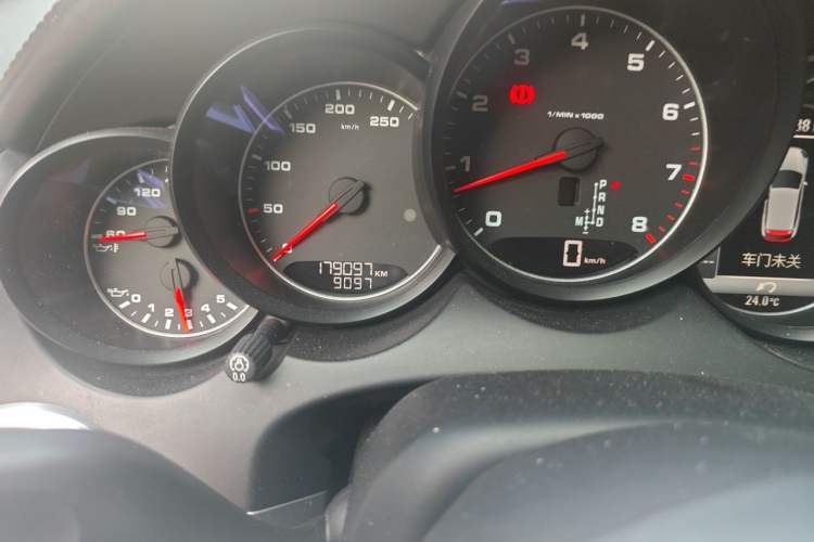 Used Porsche Cayenne 2015 Cayenne 3.0T Odometer Close Up